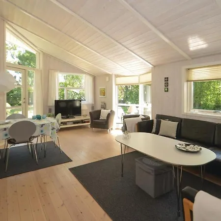 3 Bedroom Cozy In Vaeggerlose Ferienhaus Bøtø By