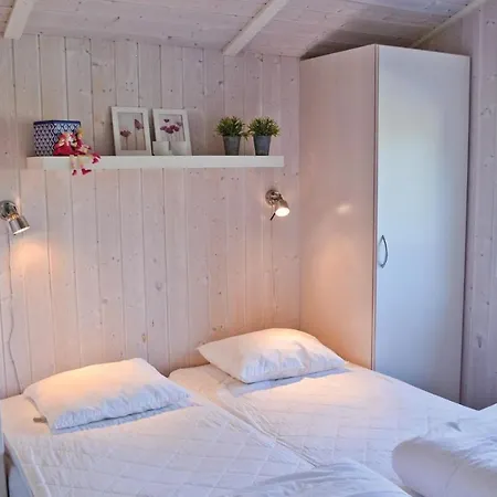 3 Bedroom Cozy In Vaeggerlose Ferienhaus *