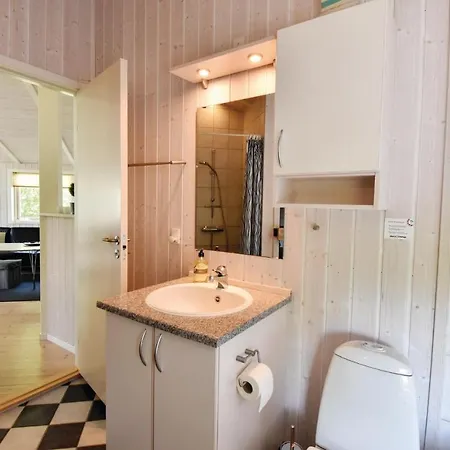 3 Bedroom Cozy In Vaeggerlose Ferienhaus Bøtø By