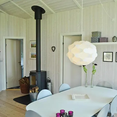 3 Bedroom Cozy In Vaeggerlose Ferienhaus Bøtø By
